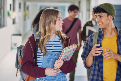 Entre o Novo Ensino Médio e a BNCC, Sérgio Bento De Araújo analisa os principais desafios que moldam a educação contemporânea.