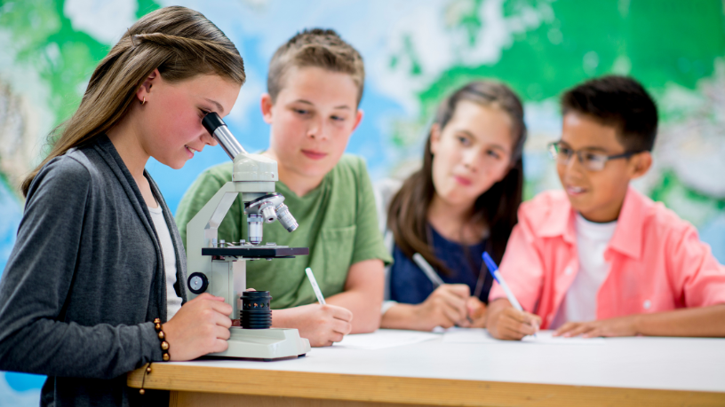 Conectar ideias e criar futuros: Sérgio Bento De Araújo destaca o papel das feiras educacionais na geração de novas parcerias e trajetórias.