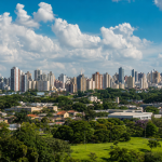 Vista urbana de Campinas com áreas verdes e prédios da cidade, representando desempenho urbano em ranking internacional.