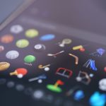 Tela de smartphone exibindo diversos emojis com temas esportivos.