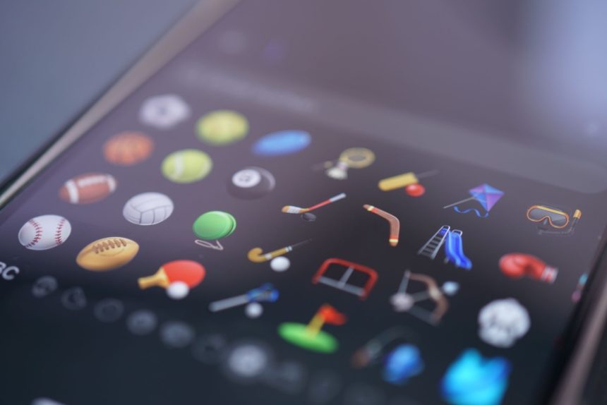 Tela de smartphone exibindo diversos emojis com temas esportivos.