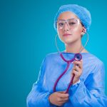 Profissionais de saúde em ambiente hospitalar, incluindo uma médica e uma enfermeira.