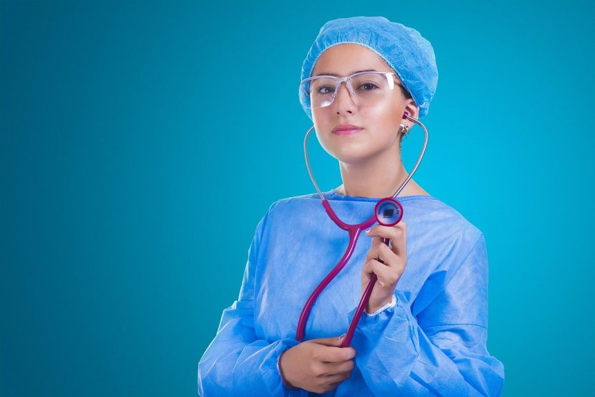 Profissionais de saúde em ambiente hospitalar, incluindo uma médica e uma enfermeira.