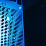 Rack de servidores com iluminação azul em um ambiente seguro de data center.