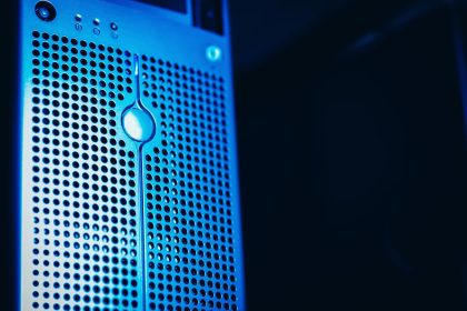 Rack de servidores com iluminação azul em um ambiente seguro de data center.
