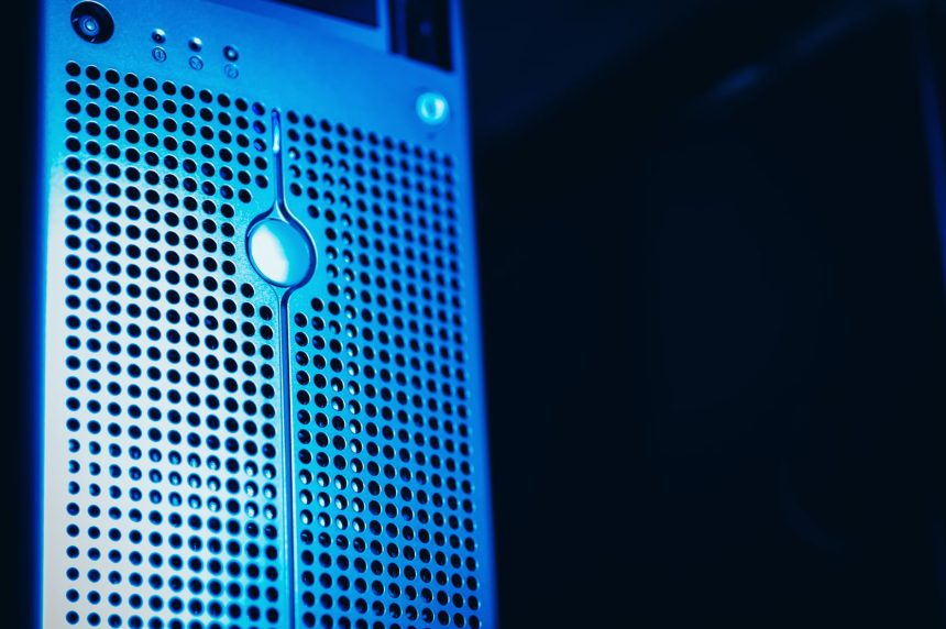 Rack de servidores com iluminação azul em um ambiente seguro de data center.