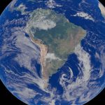 Imagem de satélite da Terra com a América do Sul em destaque, cercada pelo oceano.