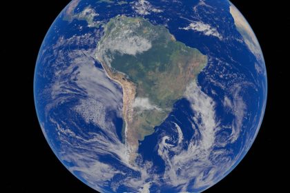 Imagem de satélite da Terra com a América do Sul em destaque, cercada pelo oceano.
