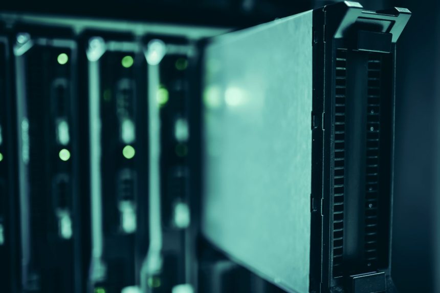 Close de racks de servidores em um datacenter, destacando a infraestrutura tecnológica.